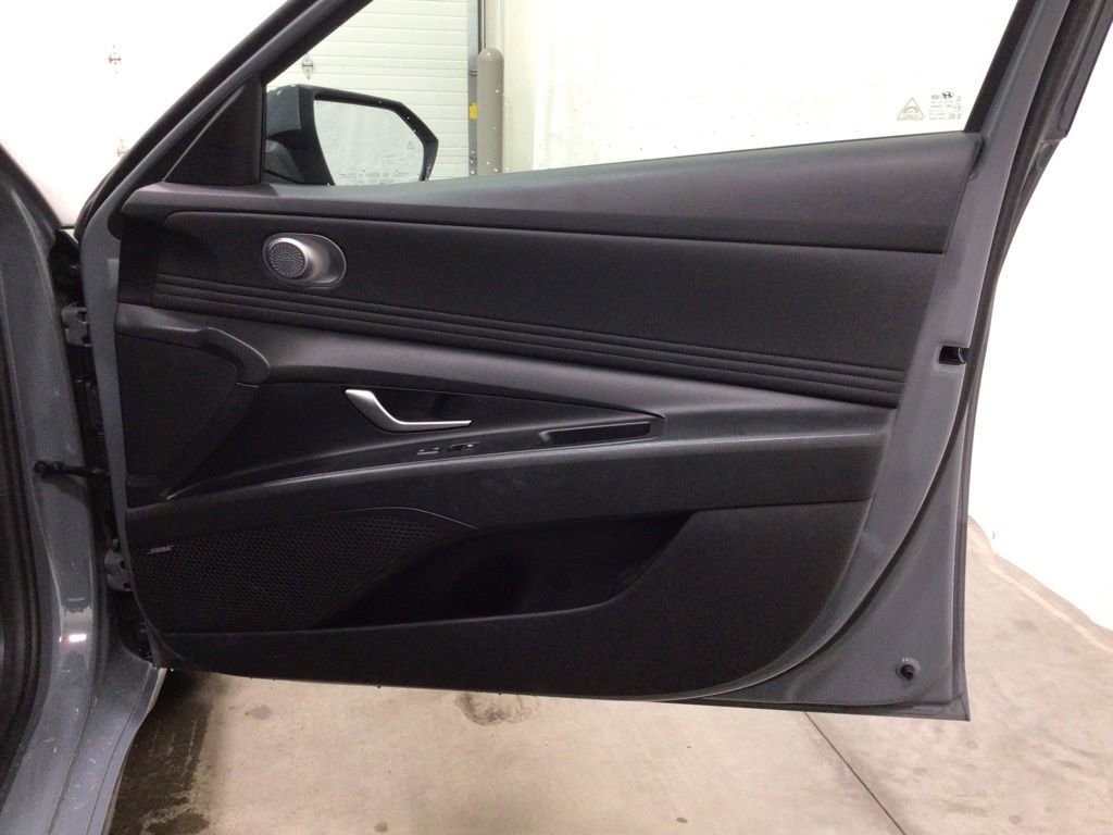 Used 2021 Hyundai Elantra SEL w/ Convenience + Premium Package image 32