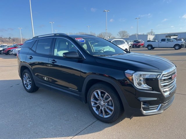 Used 2024 GMC Terrain SLT image 1