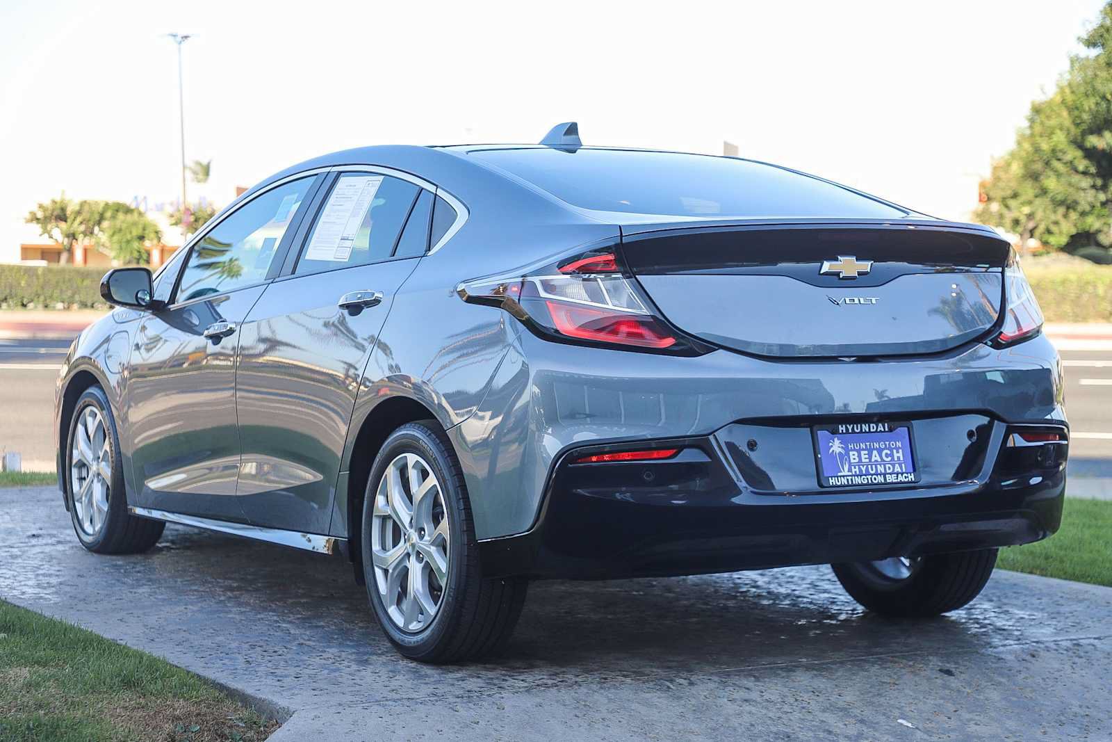 Used 2018 Chevrolet Volt Premier w/ Driver Confidence Package FWD image 8