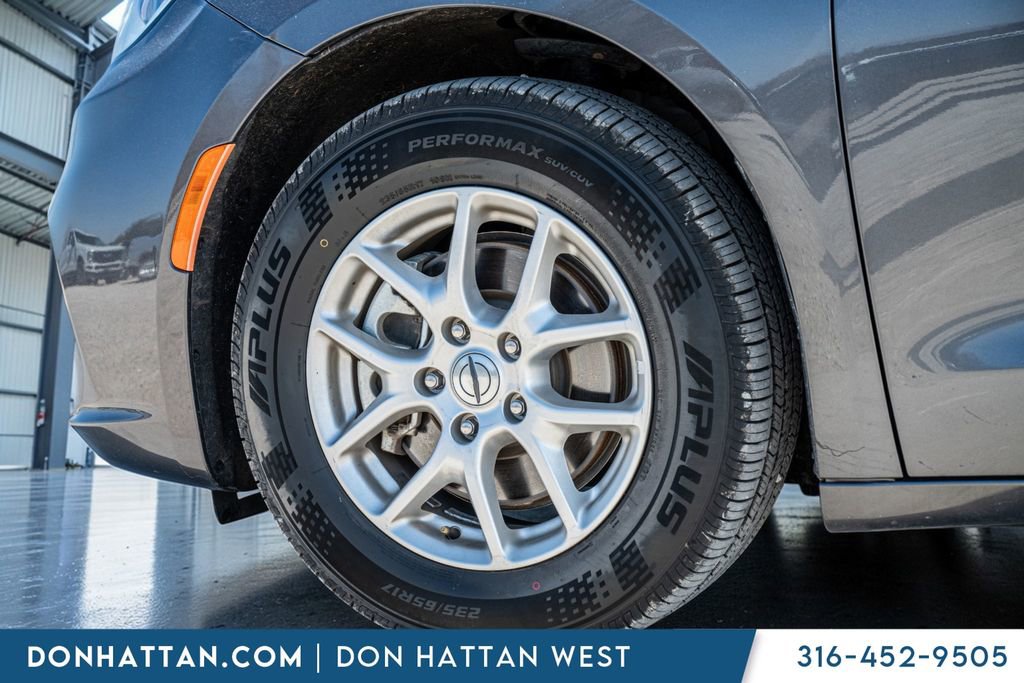 Used 2023 Chrysler Pacifica Touring-L image 37