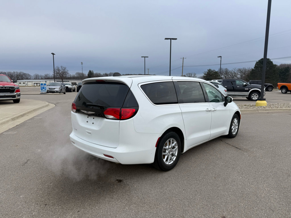 Used 2023 Chrysler Voyager LX image 3
