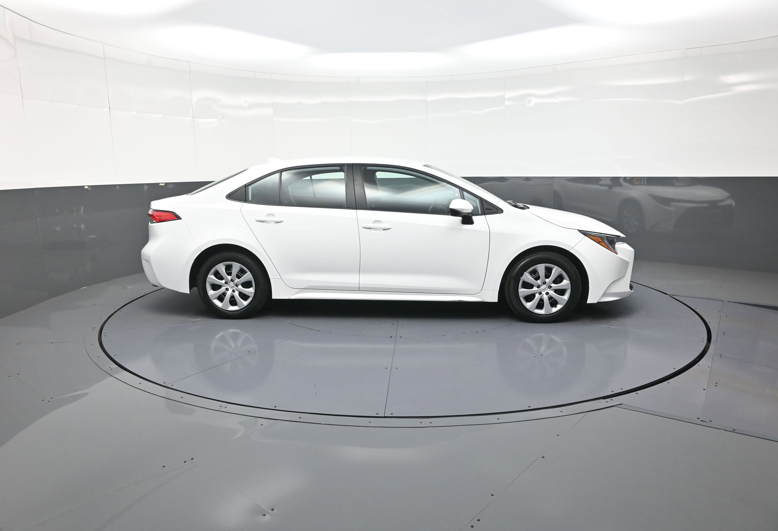 Used 2023 Toyota Corolla LE image 2