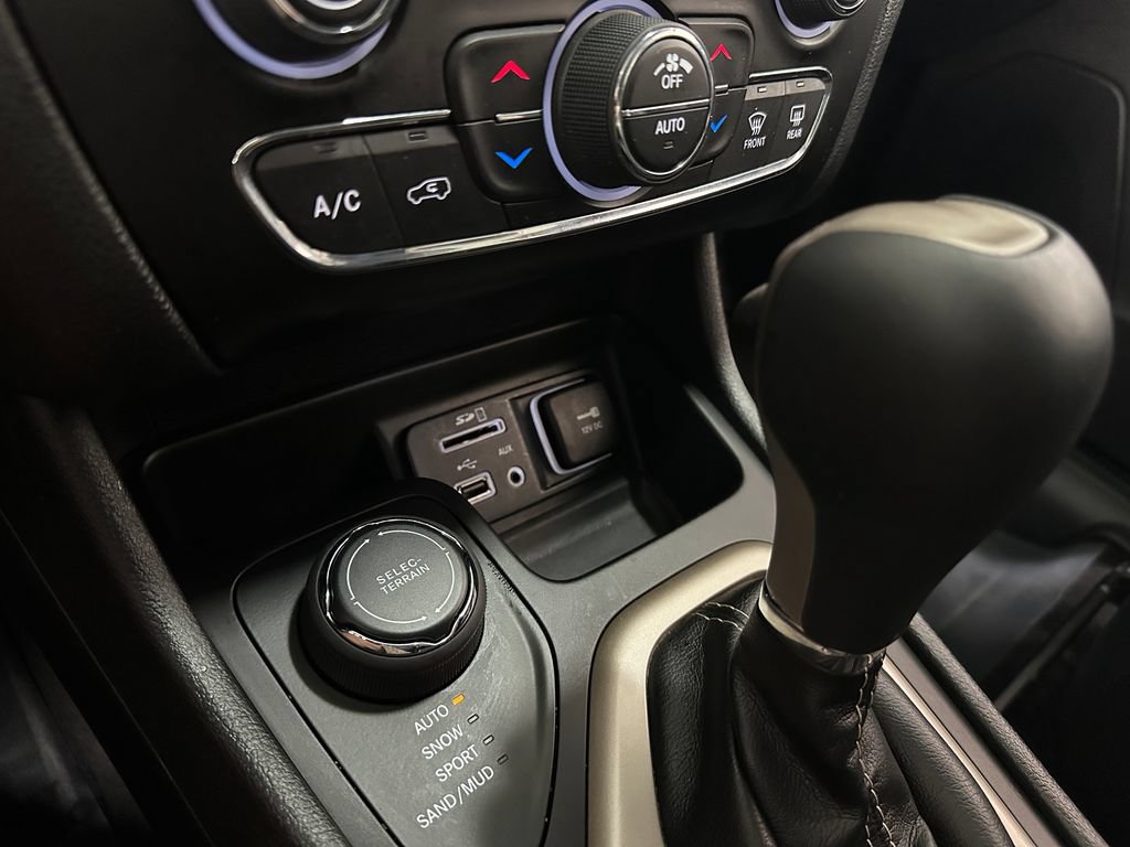 Used 2018 Jeep Cherokee Limited w/ Trailer Tow Group AWD/4WD image 26