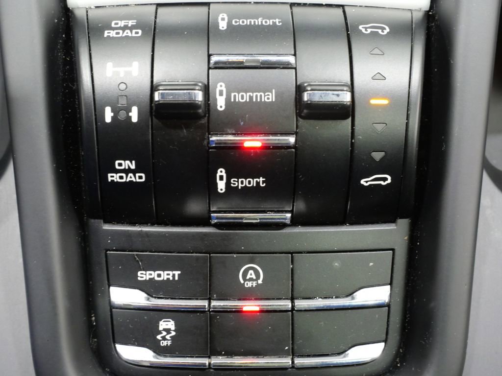 Used 2014 Porsche Cayenne Turbo image 22