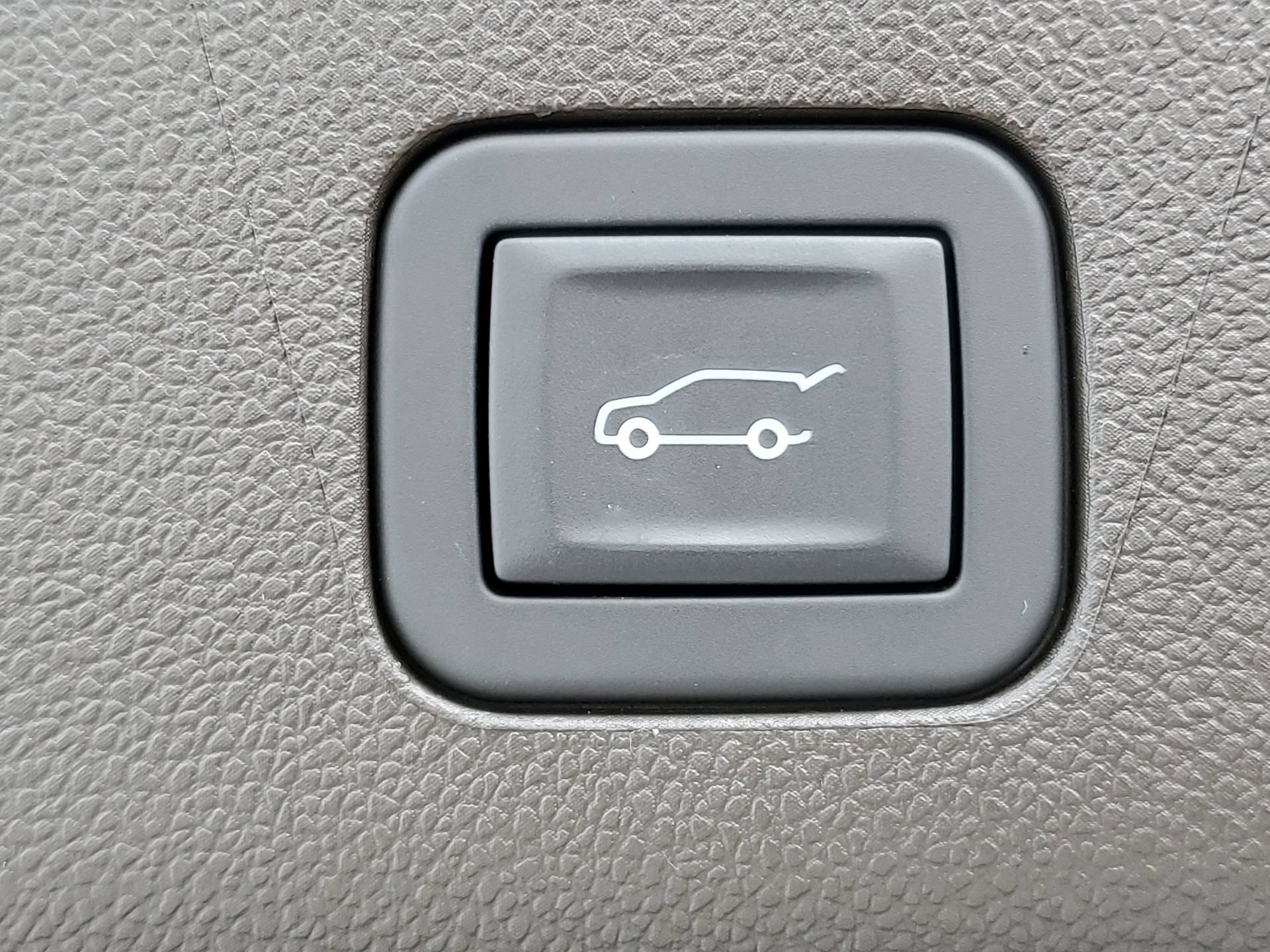 Used 2025 GMC Yukon Elevation RWD image 9