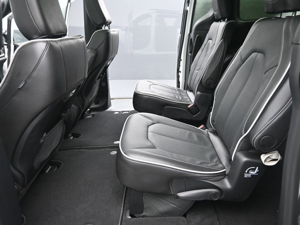 Used 2025 Chrysler Pacifica Limited image 13