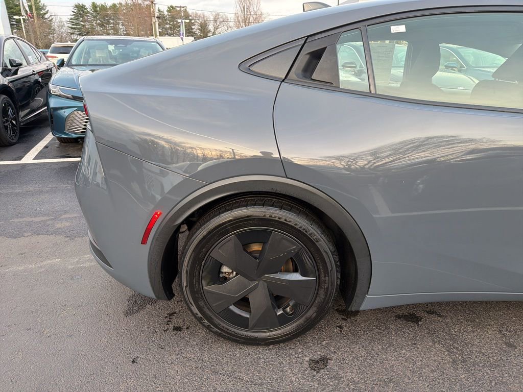 Used 2024 Toyota Prius LE AWD/4WD image 4