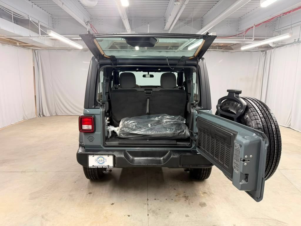 Used 2025 Jeep Wrangler Sport AWD/4WD image 11
