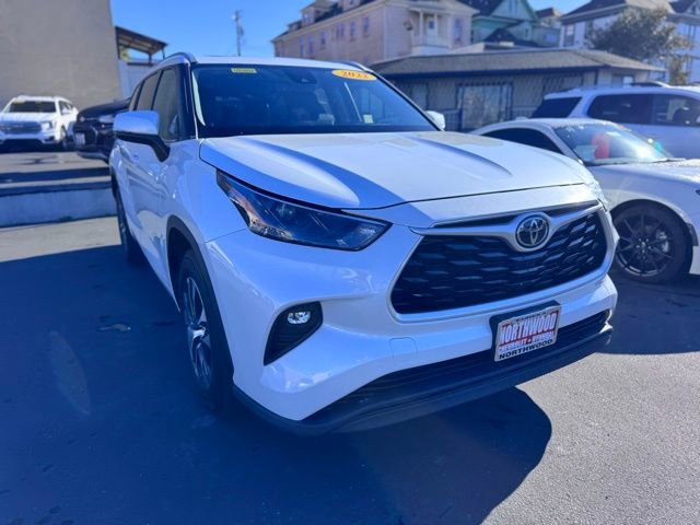 Used 2022 Toyota Highlander XLE FWD image 5