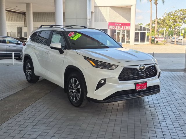 Used 2023 Toyota Highlander XLE AWD/4WD image 3