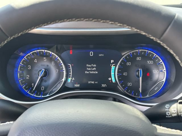 Used 2025 Chrysler Pacifica Select FWD image 16