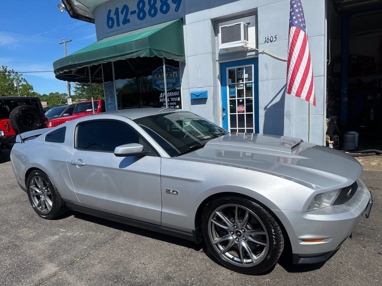 Used 2012 Ford Mustang GT Premium w/ HID Headlamps & Security Pkg RWD image 4