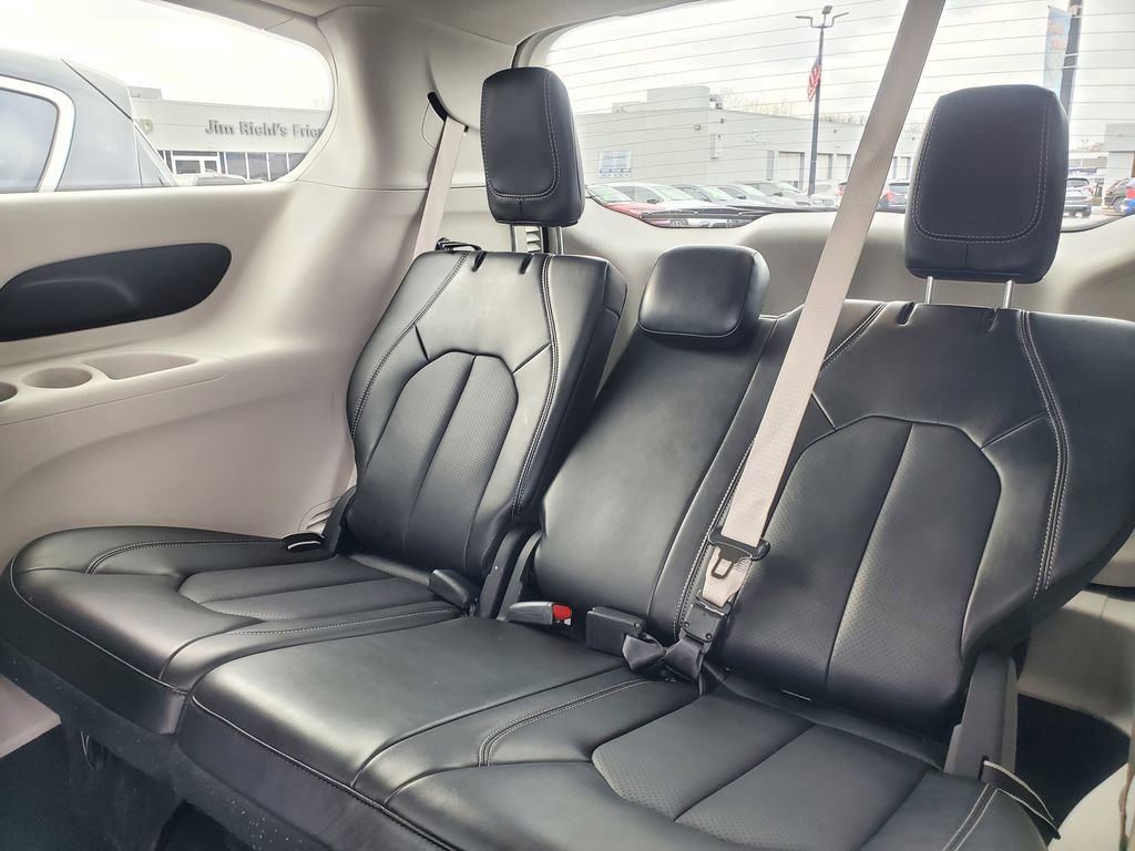 Used 2024 Chrysler Pacifica Touring-L image 35