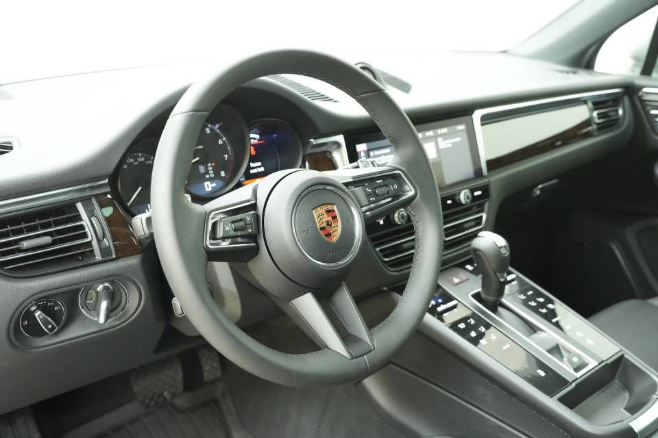 New 2026 Porsche Macan AWD/4WD image 4
