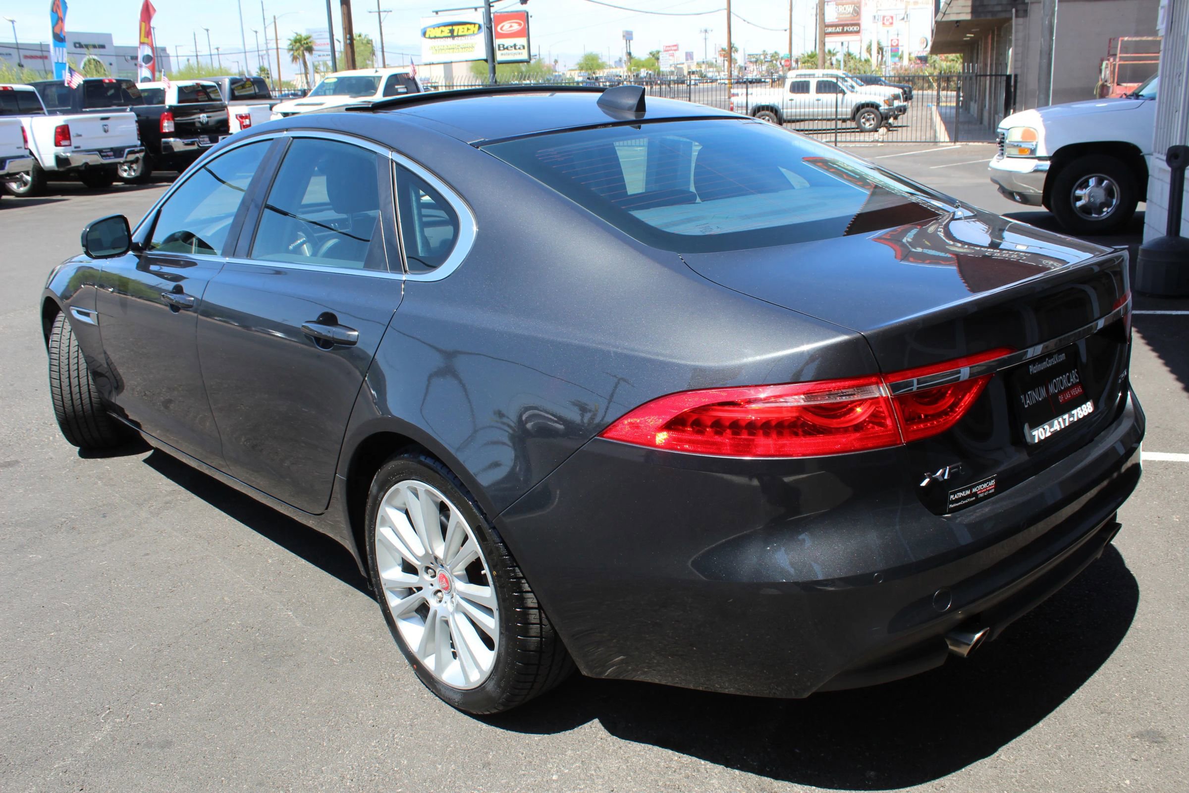 Used 2020 Jaguar XF Premium image 4