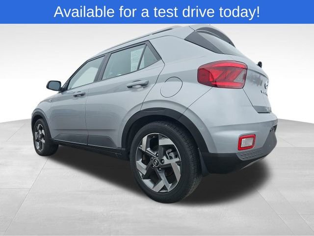 Used 2023 Hyundai Venue SEL image 3