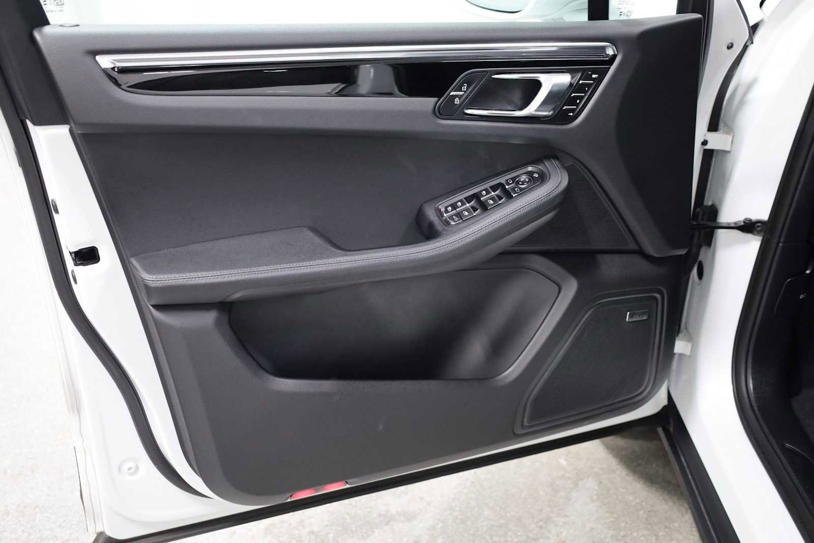 Certified 2025 Porsche Macan image 16