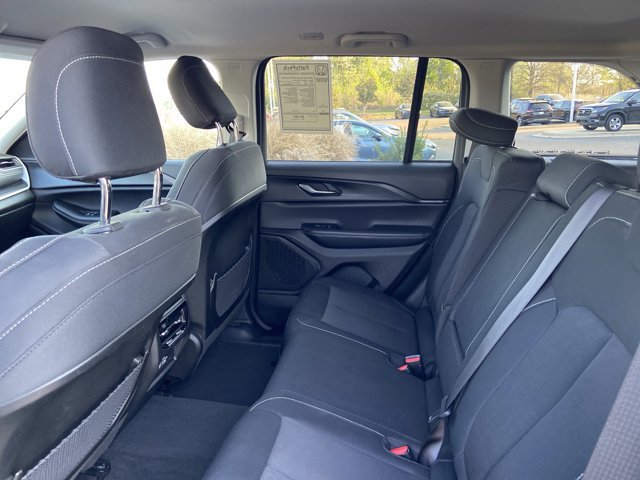 Used 2024 Jeep Grand Cherokee Laredo image 17