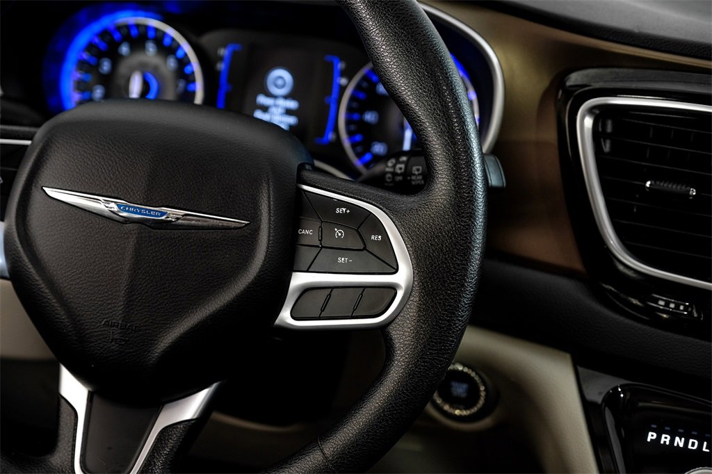 Used 2020 Chrysler Voyager Lxi image 14