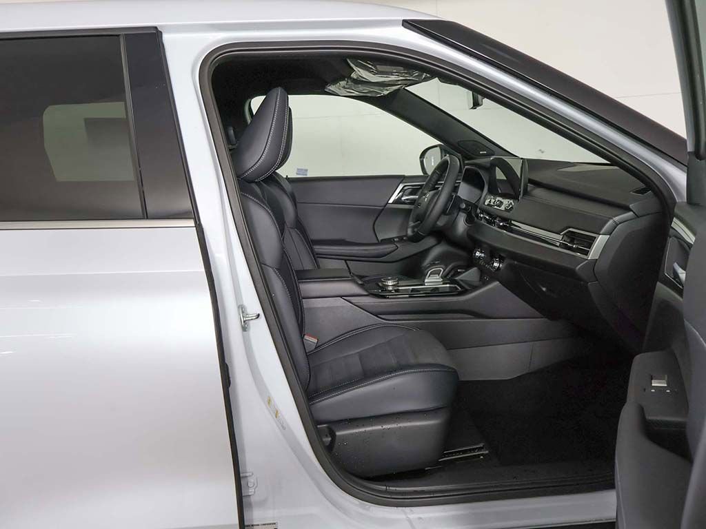 New 2026 Mitsubishi Outlander LE FWD image 29