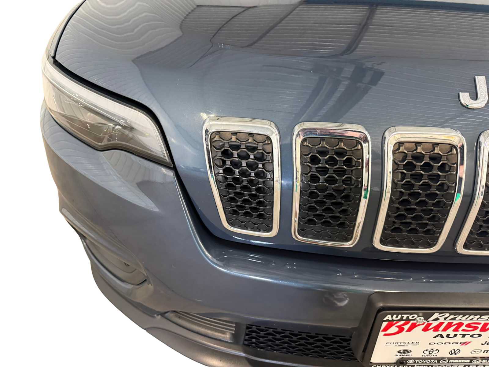 Used 2019 Jeep Cherokee Latitude Plus w/ Cold Weather Group AWD/4WD image 4
