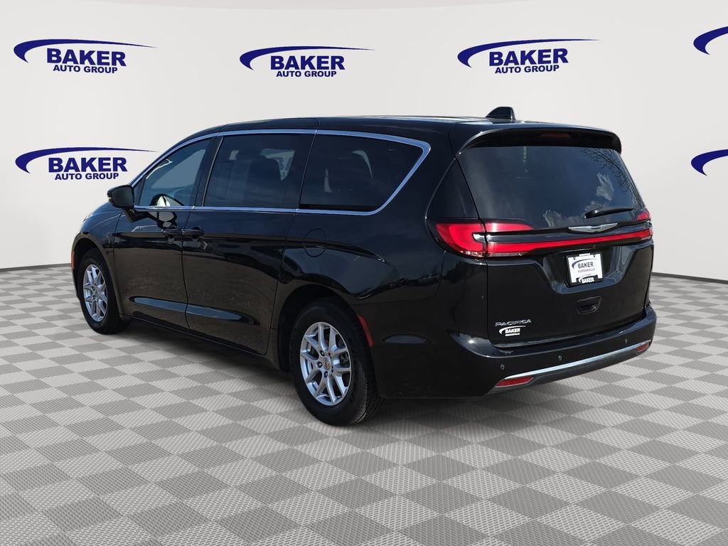 Used 2024 Chrysler Pacifica Touring FWD image 7