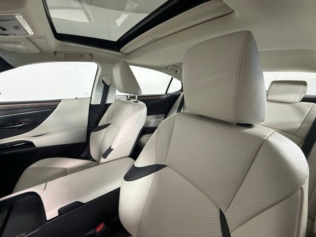 Used 2025 Lexus ES 300h w/ Premium Package image 11