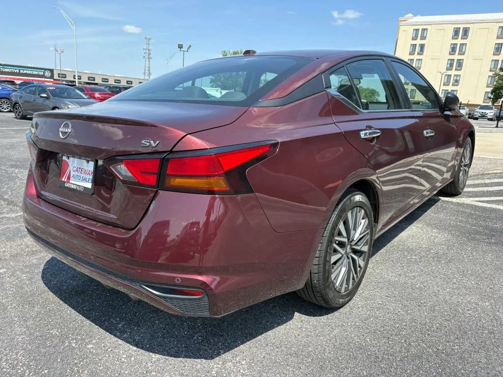 Used 2024 Nissan Altima 2.5 SV FWD image 5