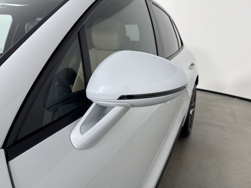 Certified 2025 Porsche Macan image 12