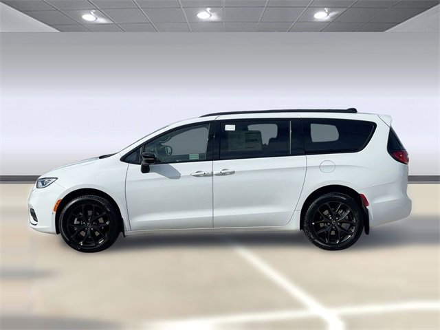 New 2026 Chrysler Pacifica Limited w/ Uconnect Theater Family Group image 2