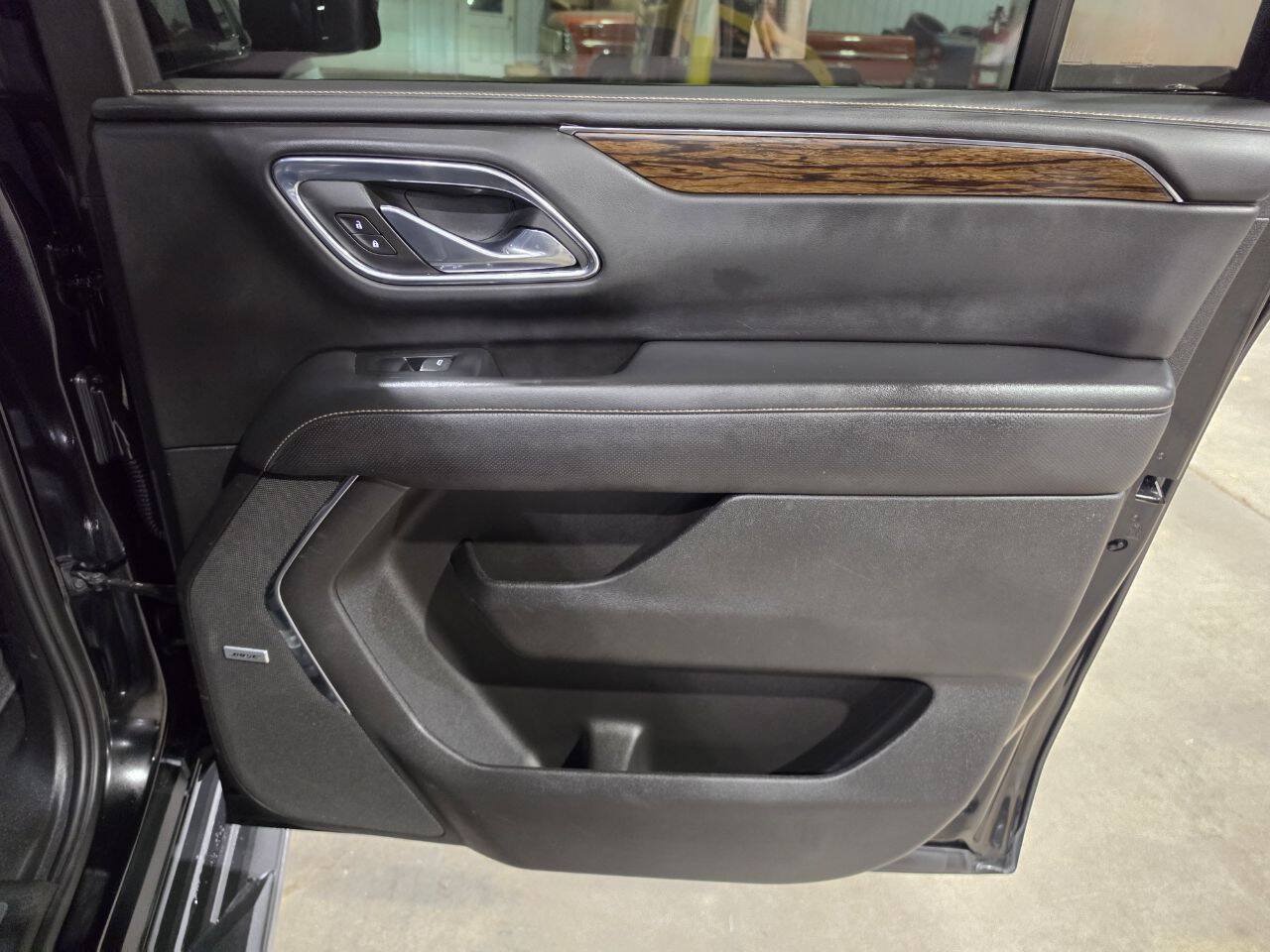 Used 2023 Chevrolet Suburban Premier AWD/4WD image 38