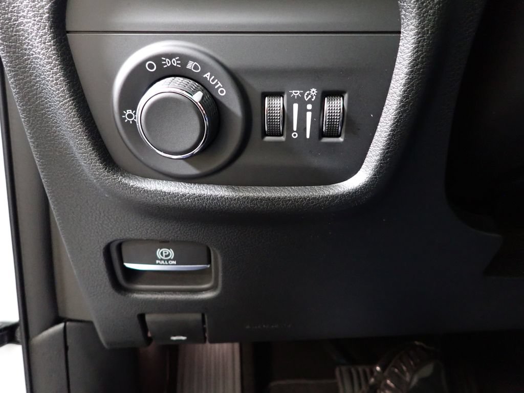 Used 2025 Jeep Grand Cherokee Altitude AWD/4WD image 25