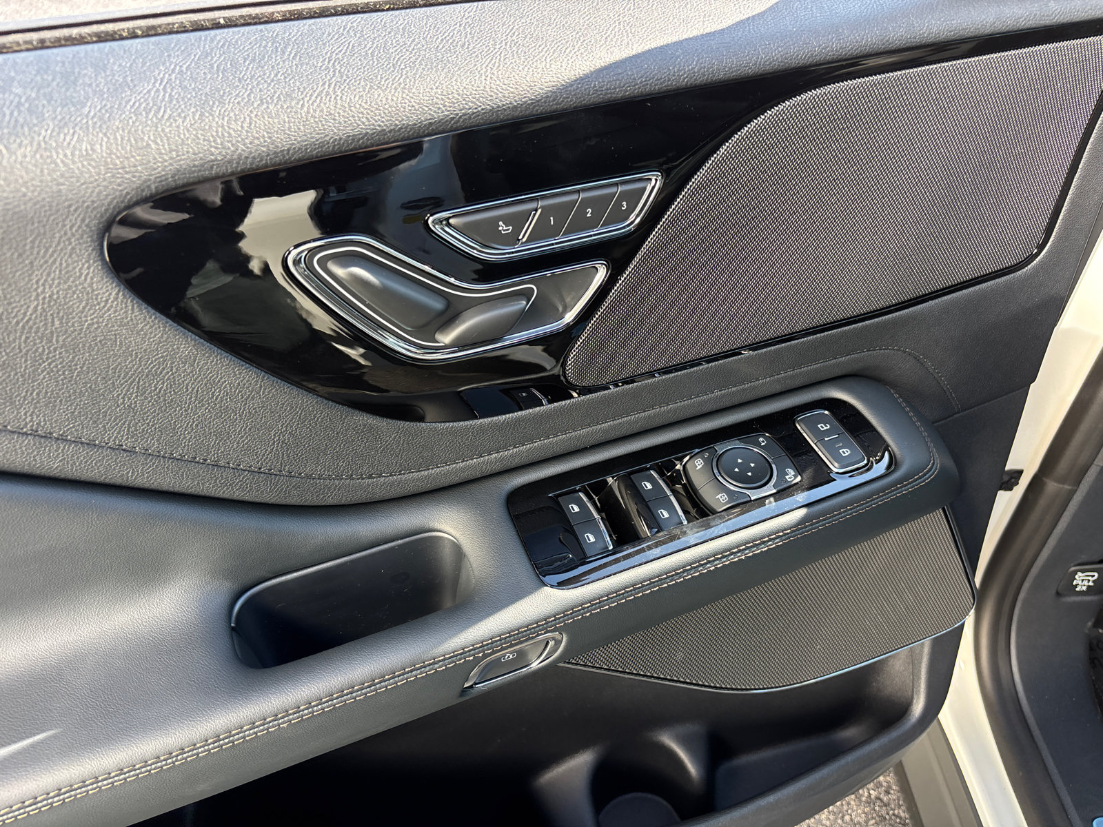New 2027 Lincoln Aviator AWD w/ Jet Appearance Package image 12