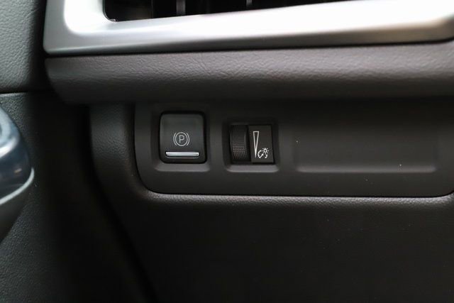 Used 2025 Cadillac XT4 Premium Luxury image 38