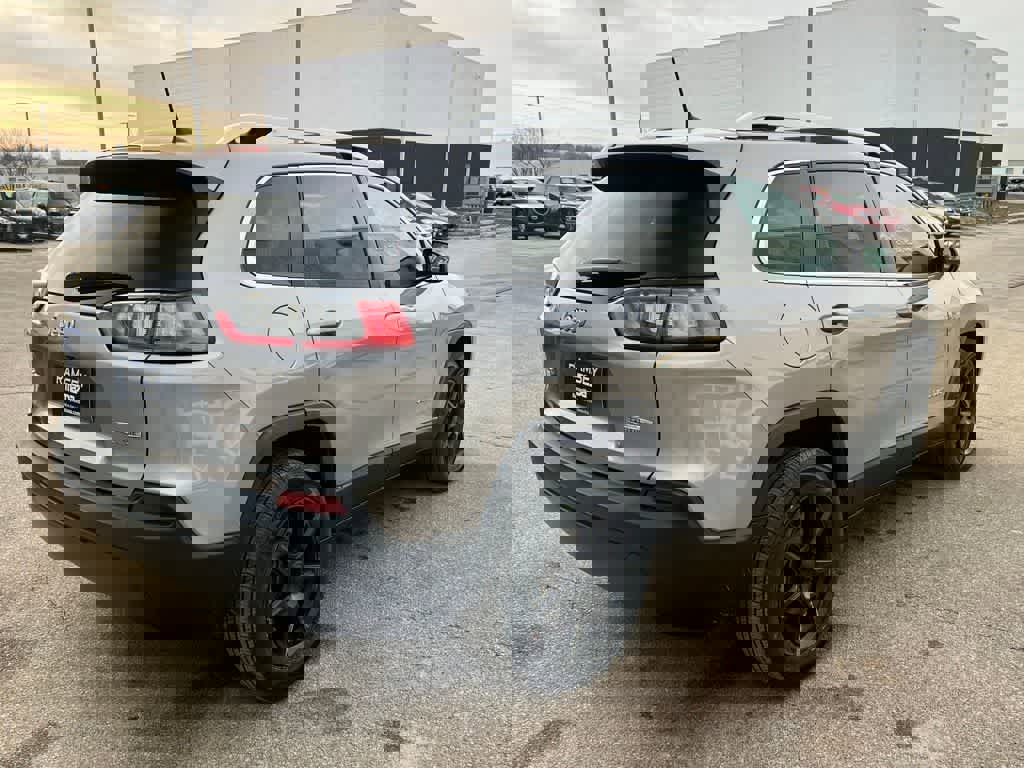 Used 2019 Jeep Cherokee Latitude w/ Cold Weather Group image 6