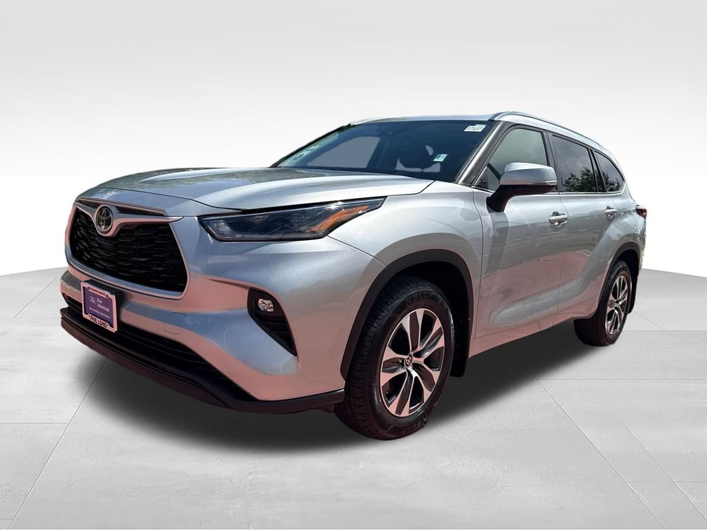 Used 2021 Toyota Highlander XLE AWD/4WD image 5