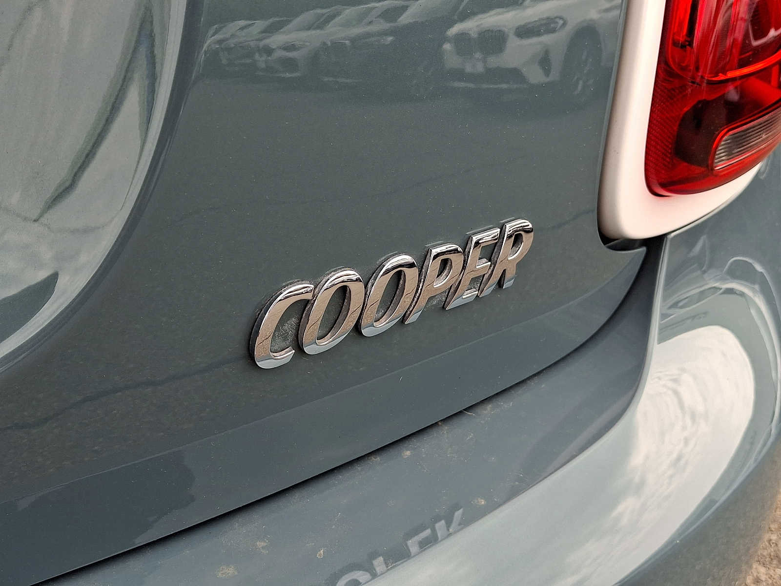 Used 2023 MINI Cooper 4-Door Hardtop w/ Multitone Edition image 31