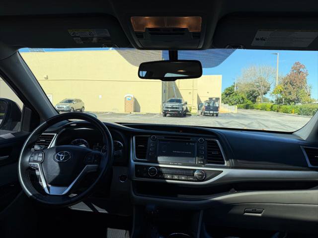Used 2016 Toyota Highlander XLE image 14