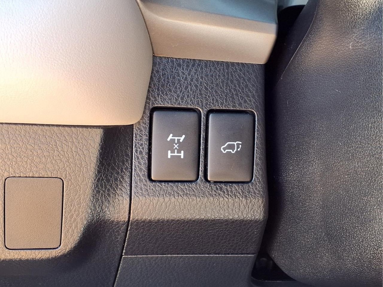 Used 2018 Toyota RAV4 XLE AWD/4WD image 18