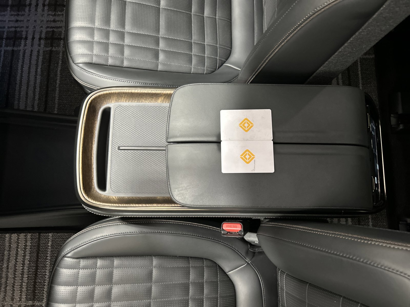 Used 2025 Rivian R1S Premium image 31