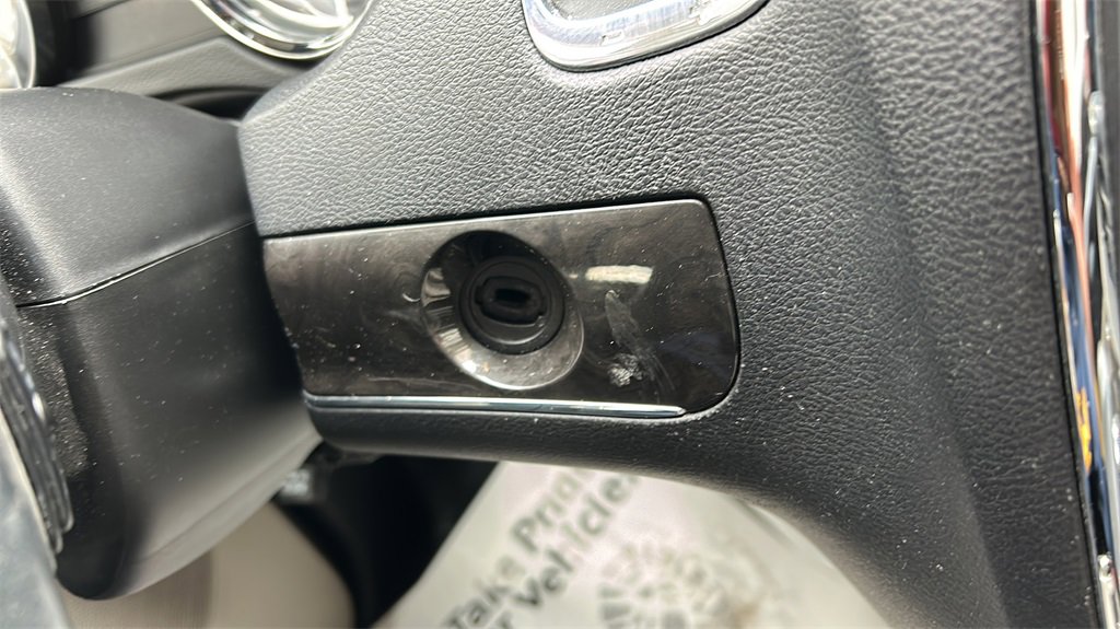 Used 2014 Chrysler Town & Country Touring image 25