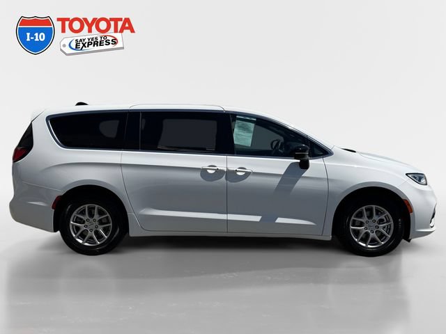 Used 2025 Chrysler Pacifica Select FWD image 6