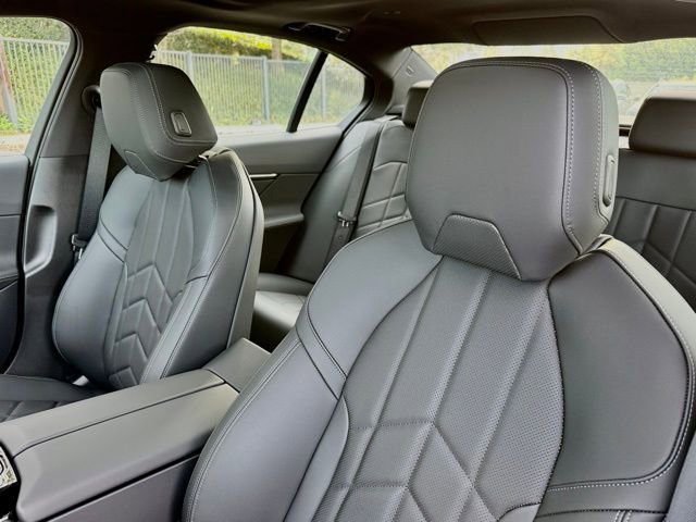 New 2026 BMW i5 eDrive40 w/ Premium Package image 19