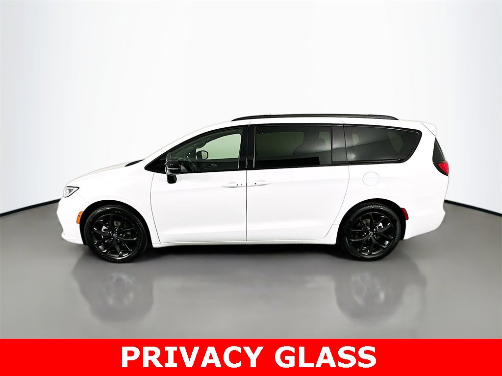 Used 2025 Chrysler Pacifica Limited image 7