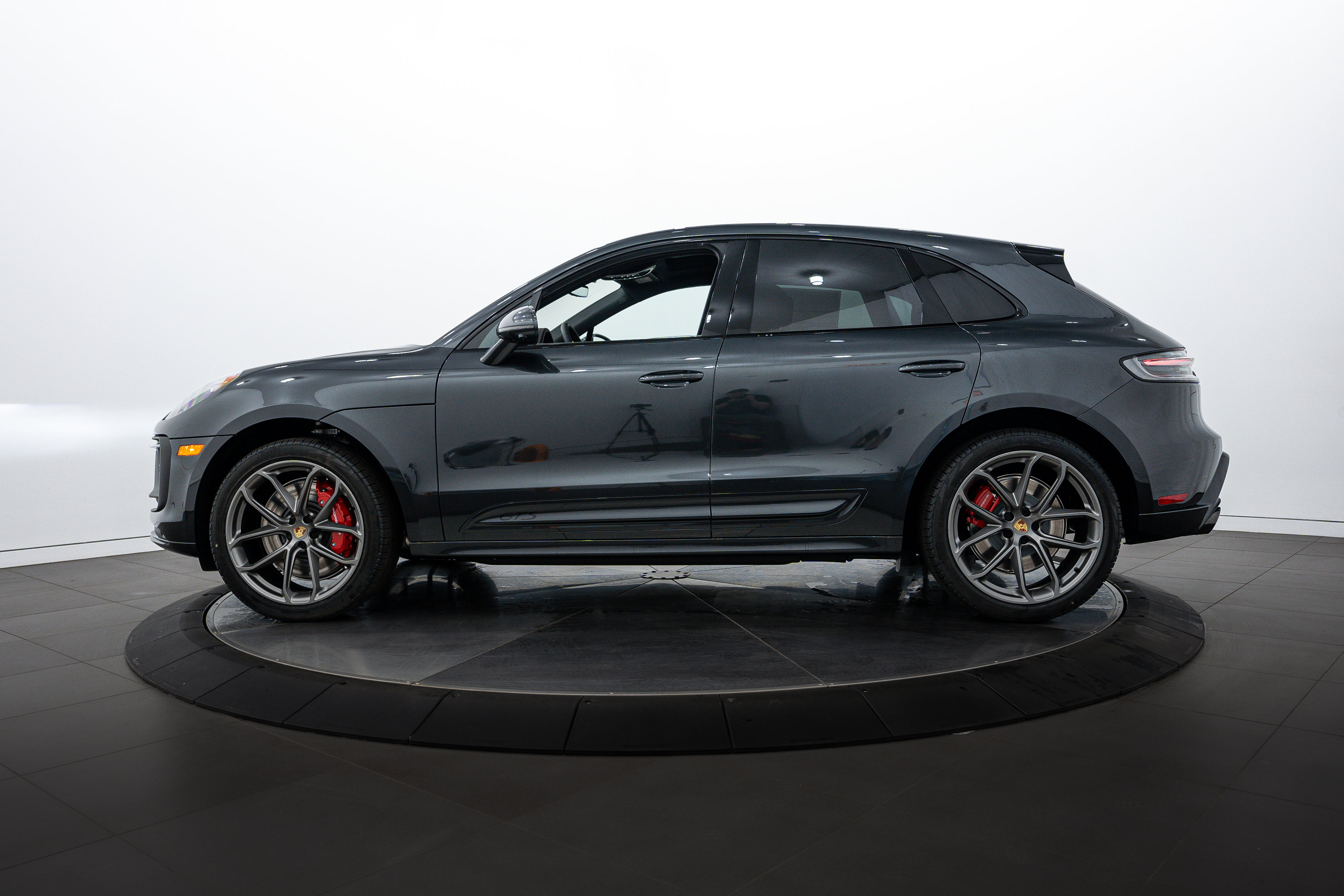New 2025 Porsche Macan GTS image 2