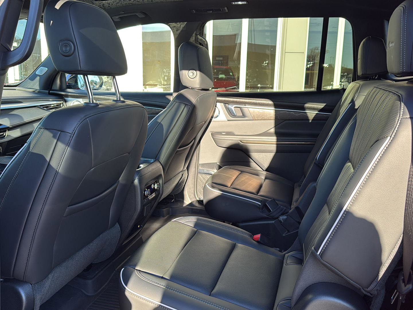 Used 2025 Buick Enclave Avenir image 9