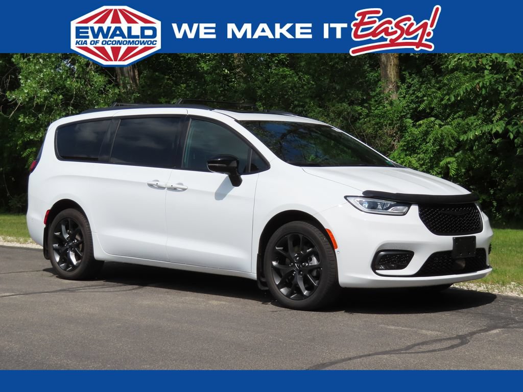 Used 2024 Chrysler Pacifica Limited w/ Uconnect Theater Family Group