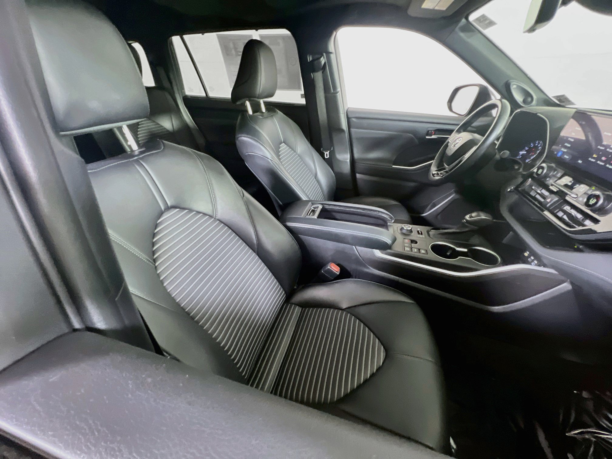 Used 2023 Toyota Highlander XSE AWD/4WD image 28