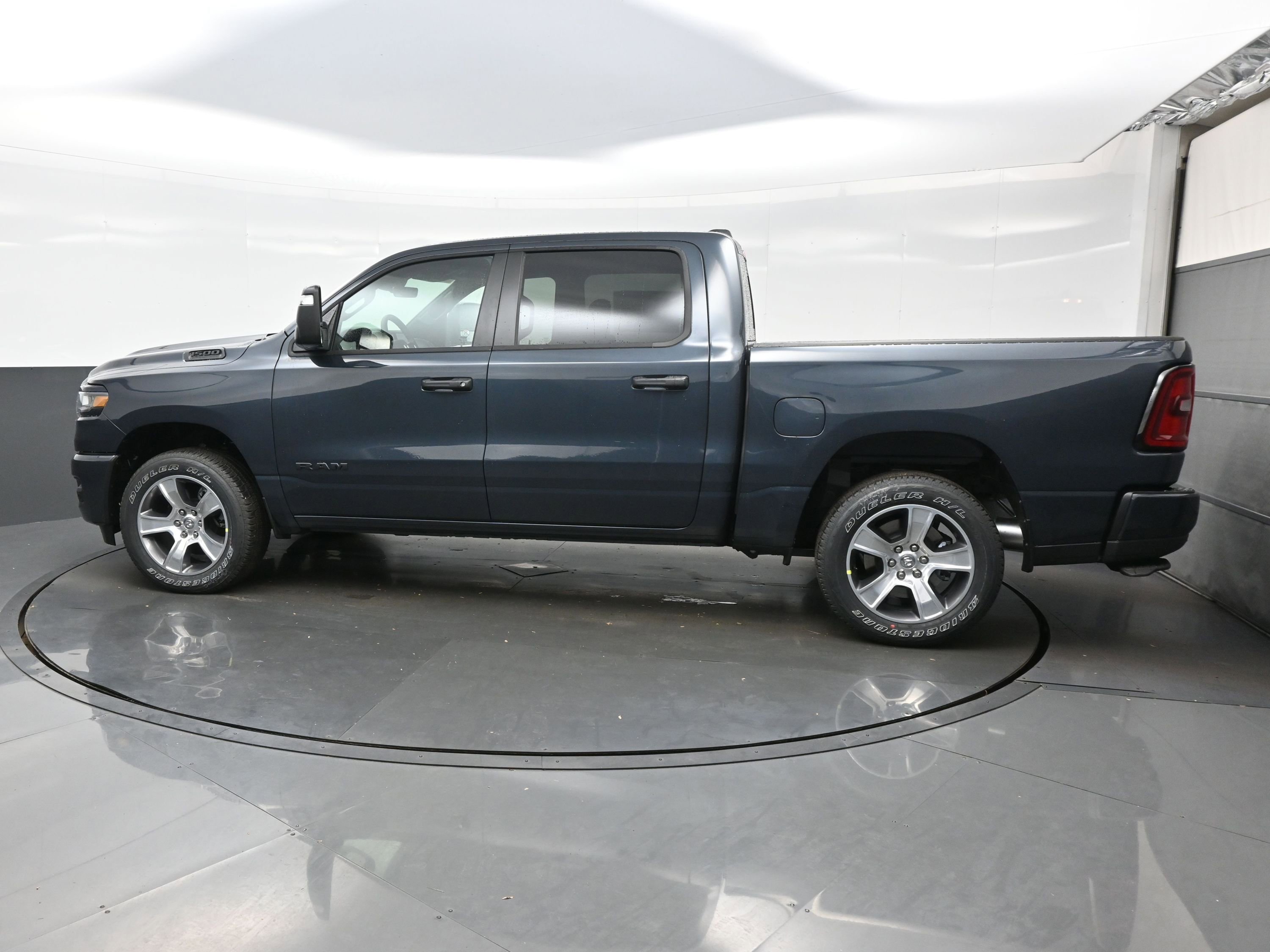 New 2026 RAM 1500 Express AWD/4WD image 3