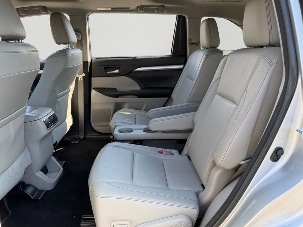 Used 2017 Toyota Highlander XLE w/ Carpet Mat Package image 11